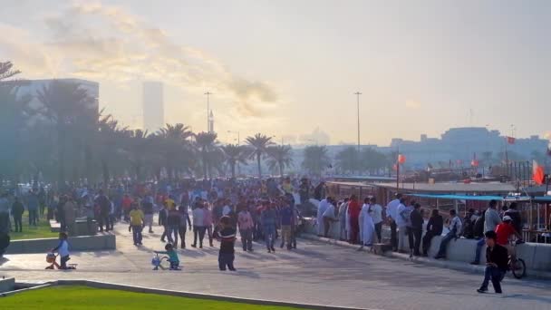 Доха Катар Февраля 2018 Года Променад Корнише Становится Оживленным Многолюдным — стоковое видео