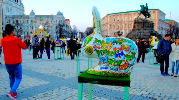 Kyjev Ukrajina Dubna 2018 Velikonoční Zajíček Instalace Zdobí Barevné Malované — Stock video