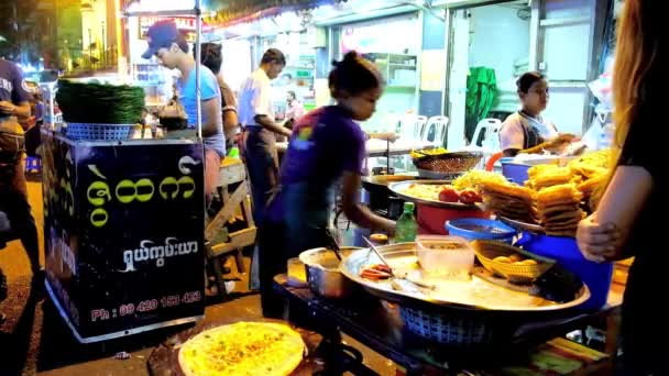 Yangon Mianmar 2018 Február Palacsintát Ízletes Illatos Burmai Utcai Étel — Stock videók