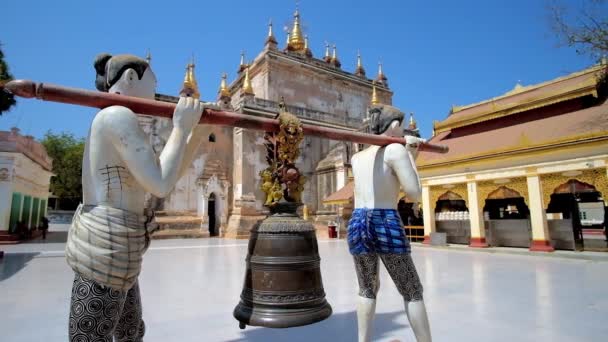中世纪雕塑的男子 背着大钟 这是用于佛教仪式的钟声响起 Manuha 在缅甸 — 图库视频影像