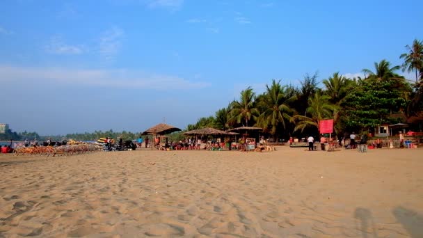 2018年2月28日 在孟加拉湾沿岸的舒适沙滩上 人们放松的遮阳伞和棕榈树 在2月28日在河临屋区 — 图库视频影像