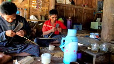 Chaung Tha, Myanmar - 1 Mart 2018: Günlük çalışma - Birmanya çiftçi ailesinin insanlar bambu dokuma için Mart 1 Chaung Tha içinde onların küçük odası katta oturan bölünmüş.