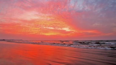 Chaung Tha, Myanmar - 1 Mart 2018: İnsanlar Bisiklet boyunca kıyı, Bengal Körfezi, günbatımı gökyüzü dalgalar üzerinde yansıtılır kırmızı at binme ve kum, 1 Mart Chaung Tha içinde ıslak tadını çıkarın.