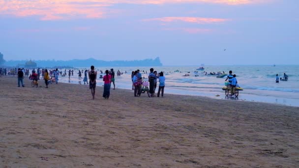 Chaung Tha Myanmar Maart 2018 Vakantiegangers Met Families Vrienden Kinderen — Stockvideo