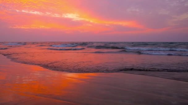 在孟加拉湾上空炽热的红色日落 Cloudscape 在缅甸河的水域和沙滩上反映出来 — 图库视频影像