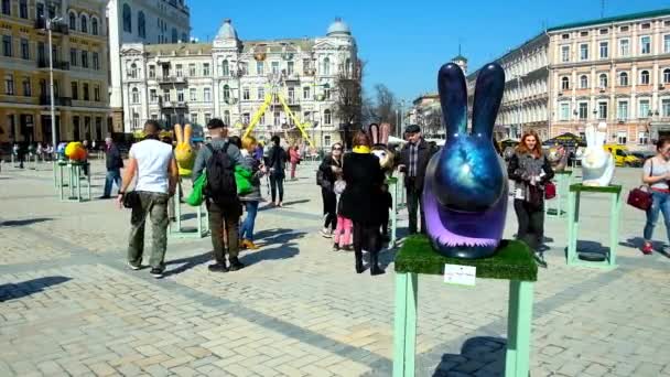 Kiev Ucraina Aprile 2018 Installazioni Coniglietti Pasquali Insolitamente Decorate Attirano — Video Stock