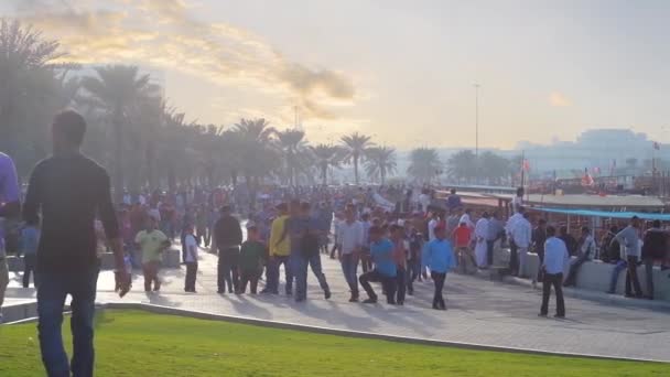 Доха Катар Февраля 2018 Года Закат Облаков Над Многолюдной Набережной — стоковое видео