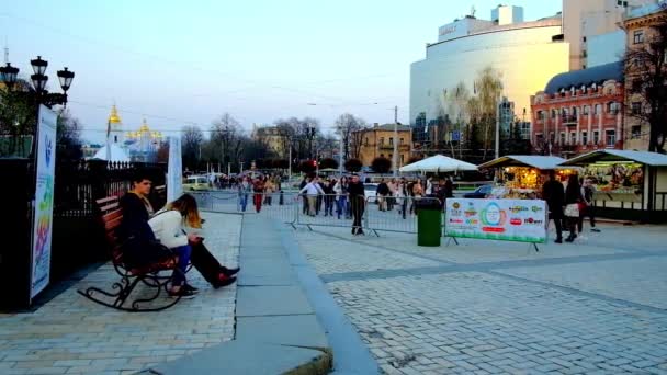 Kijów Ukraina Kwietnia 2018 Młoda Para Ławce Kołysania Sofiyska Square — Wideo stockowe