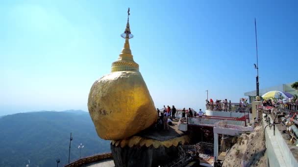 Kyaiktiyo Myanmar Febrero 2018 Los Devotos Budistas Masculinos Rezan Golden — Vídeos de Stock