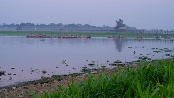 Традиційні Бірманська Човни Туристами Йти Вздовж Taungthaman Озеро Бейн Міст — стокове відео