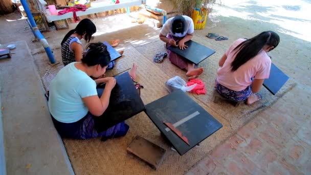 バガン ミャンマー 2018 職場で 女性職人彼ら画像を作るエッチング針を使用して 日バガンで漆器のワーク ショップで床に座って 漆塗りの表面に — ストック動画