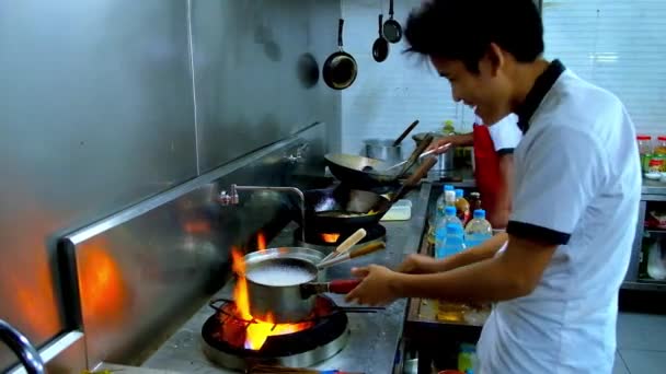 Chaung Tha Mianmar Fevereiro 2018 Cozinheiros Preparam Frutos Mar Cozinha — Vídeo de Stock