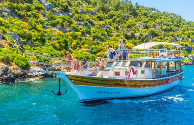 Turistler Kekova sahilinde, Türkiye