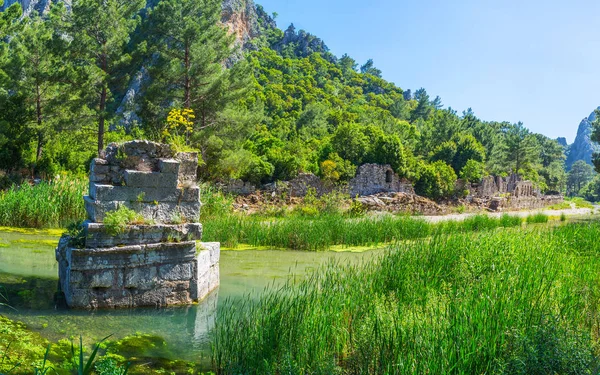 Reruntuhan jembatan, Olympos, Turki — Stok Foto