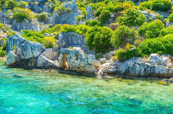 Les ruines sur la côte rocheuse de l'île de Kekova, Turquie — Photo