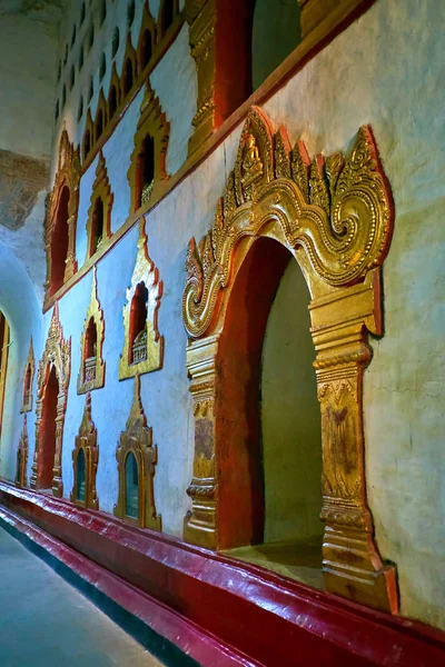 Interior do Templo de Ananda com decorações esculpidas, Bagan, Myanma — Fotografia de Stock