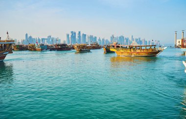 Deniz manzarası ile dhow tekneler, Doha, Qatar