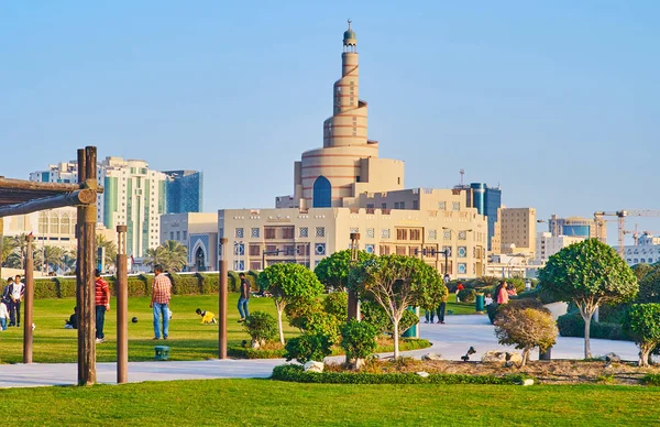 Al Fanar Mosque achter het groen van het park, Doha, Qatar — Stockfoto