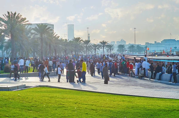Menigte op de Corniche boulevard, Doha, Qatar — Stockfoto