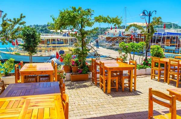 Restaurantes no porto na costa da Baía de Kekova, Turquia — Fotografia de Stock