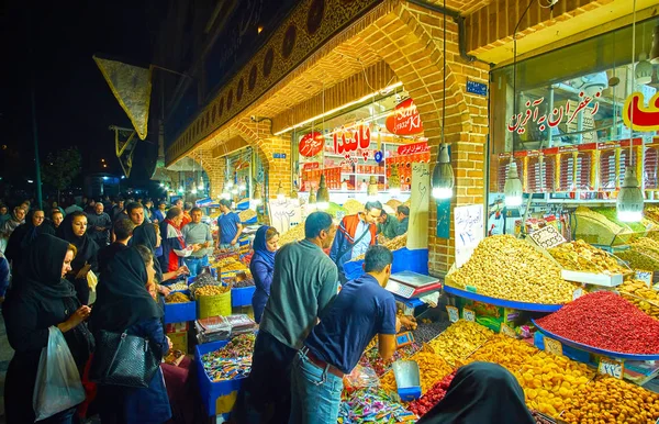 Tevékenység az istállóban, édességek, a Grand Bazaar Teherán, Irán — Stock Fotó