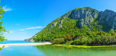 Kayaların etrafında Akçay Nehri Vadisi, Olympos, Türkiye