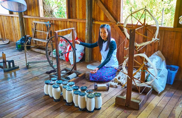 Dolgozik-val fonal, Inle Lake, Mianmar — Stock Fotó