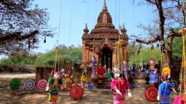 Eski Bagan arkeolojik site birçok antik Budist tapınak ve türbelerin ve ayrıca ilginç el sanatları pazarı ile Başak hatıra(lık) anmalık - geleneksel kuklalar ve şemsiye, Myanmar sahiptir.