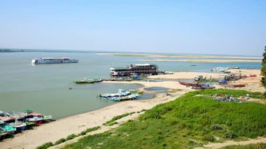 Irrawaddy Nehri ile balıkçı tekneleri, feribot ve turistik gemi, Bagan, Myanmar genel iskelede boyunca kum banka.