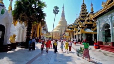 Yangon, Myanmar - 27 Şubat 2018: Ziyaret muhteşem Shwedagon Pagoda büyük altın stupa, zengin bir şekilde dekore edilmiş pavyonlar ve başyapıt heykeller, heykeller ve oymalar, Şubat 27 Yangon içinde