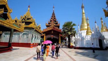 Yangon, Myanmar - 27 Şubat 2018: Kuzey kapısı, Shwedagon üzerinde 27 Şubat Yangon yapılan çok sayıda altın Stupas ve görüntü evleri, çevrili Pagoda, hacılar gitmek.