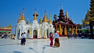 Yangon, Myanmar - 27 Şubat 2018: Swedagon Pagoda karmaşık benzersiz tarihsel, kültürel, dini ve mimari iþareti olarak 27 Şubat Yangon yapılan turistler arasında ünlüdür.