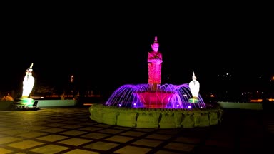 Theingottara park, aydınlatma çeşme Singuttara Hill ve Batı kapısı Shwedagon Pagoda, Yangon, Myanmar dibinde bulunan. 