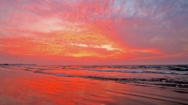 明亮的 Flamy 红色日落天空反射在孟加拉海湾的斜浪波浪在河的海滩 — 图库视频影像