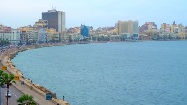 埃及亚历山大 2017年12月19日 海岸线全景与历史豪宅 密集的住宅高上升和 Qaitbay 堡垒在海港的边缘 在12月19日在亚历山大 — 图库视频影像