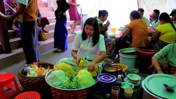 요리사 관광객과 순례자의 Kalat Popa에 마운트 Popa의 정상에 시장에 치즈와 — 비디오