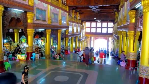 缅甸仰光 2018年2月27日 大金塔的东大门路径 装饰着巨大的金色柱子 雕刻木天花板和它的房子许多市场摊位 在2月27日在仰光 — 图库视频影像
