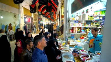 Kashan, Iran - 22 Ekim 2017: Kalabalık bir halk Kapalıçarşı, insanlar gıda durak, tahıllar, fındık, tohum ve diğer ürünleri, Kaşan 22 Ekim tarihinde satın.