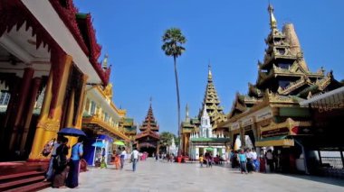 Yangon, Myanmar - 27 Şubat 2018: Shwedagon Pagoda gerekçesiyle Ortaçağ manzaralı zengin görüntü evleri, stupas, türbelerin ve arka plan üzerinde Kuzey kapısı üzerinde 27 Şubat Yangon olarak dekore edilmiş