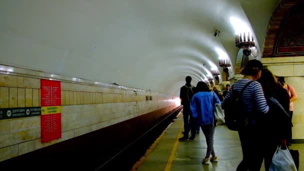 Kiev Ucrânia Abril 2018 Trem Metrô Chega Lotada Estação Zoloti — Vídeo de Stock