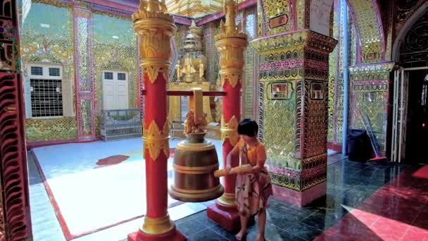 Mandalay Myanmar Februari 2018 Spegel Gården Taung Leon Pagoda Liten — Stockvideo