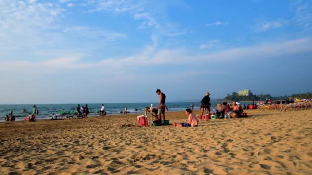チャウンダビーチ Tha ミャンマー 2018 居心地の良い海岸のベンガル湾の美しい白砂のビーチ リゾートには 地元の人や観光客は 日チャウンダビーチに人気で — ストック動画
