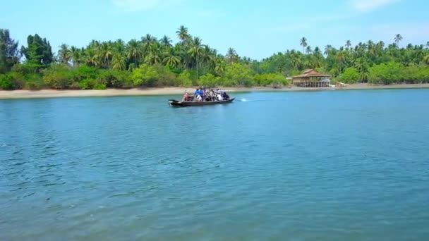 Thazin Myanmar Februari 2018 Oude Houten Veerboot Met Mensen Hun — Stockvideo