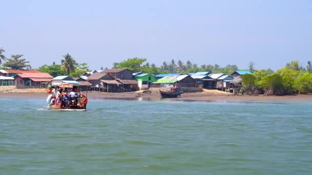 Chaung Tha Myanmar Marzo 2018 Viejo Ferry Lleno Gente Flota — Vídeos de Stock