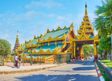 Shwedagon Pagoda, Yangon 'un doğu merdivenlerindeki pazar galerisi.,