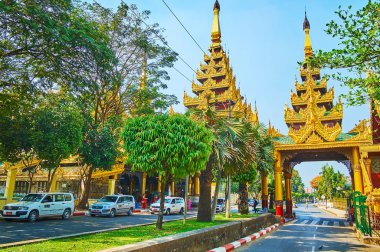 Shwedagon Pagoda, Yangon, Myanm 'ın doğu merdivenlerinin çatısında.