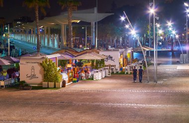 İspanya 'nın Malaga limanındaki küçük kafeler