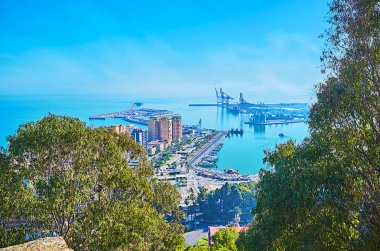 En tepeden Malaga limanı, İspanya