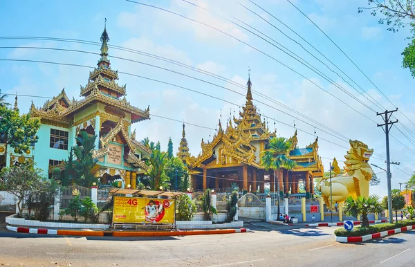 The buildings at North Gate of Shwedagon, Yangon, Myanmar — Stock Photo, Image