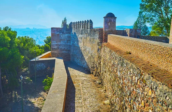 De enorme muren van Tenerialfaro, Malaga, Spanje — Stockfoto